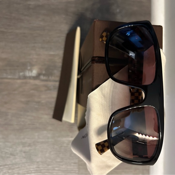 Louis Vuitton Sunglasses - Picture 2 of 5